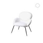 Silla icónica de estilo moderno para salones, sala de estar, tocador u oficina con reposabrazos y respaldo curvo - Tapizado en blanco y estructura metálica en negro