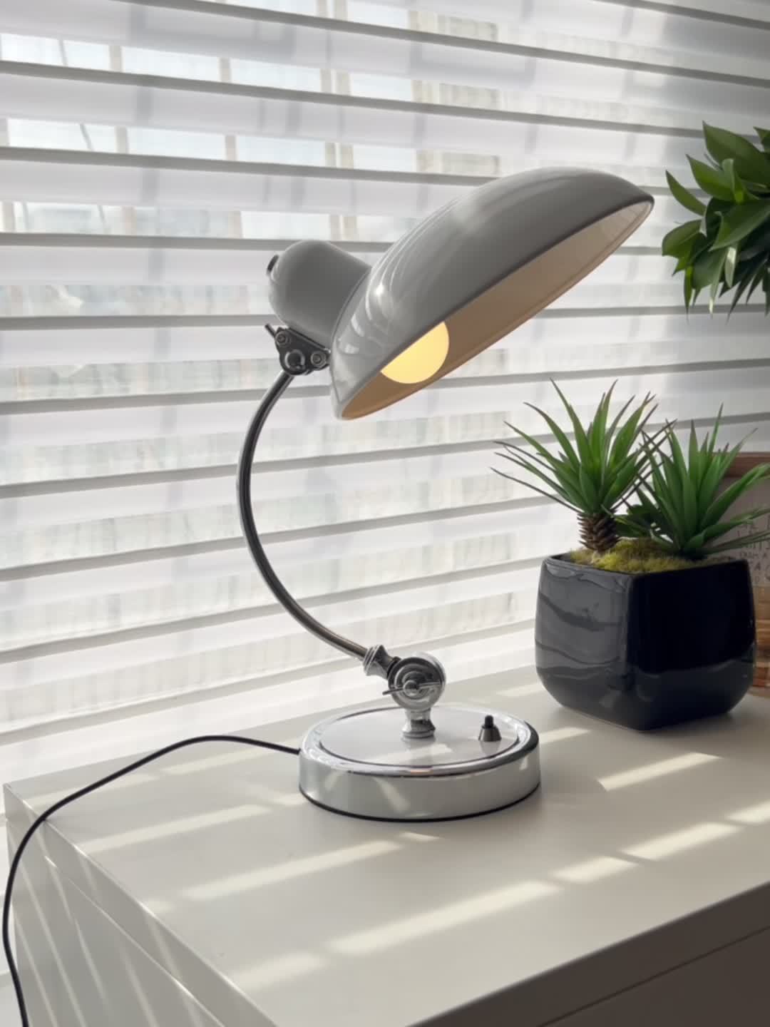 Lámpara de mesa estilo moderno con cuello de cisne – Acabado metálico pulido, luz incluida - Disponible en blanco y negro