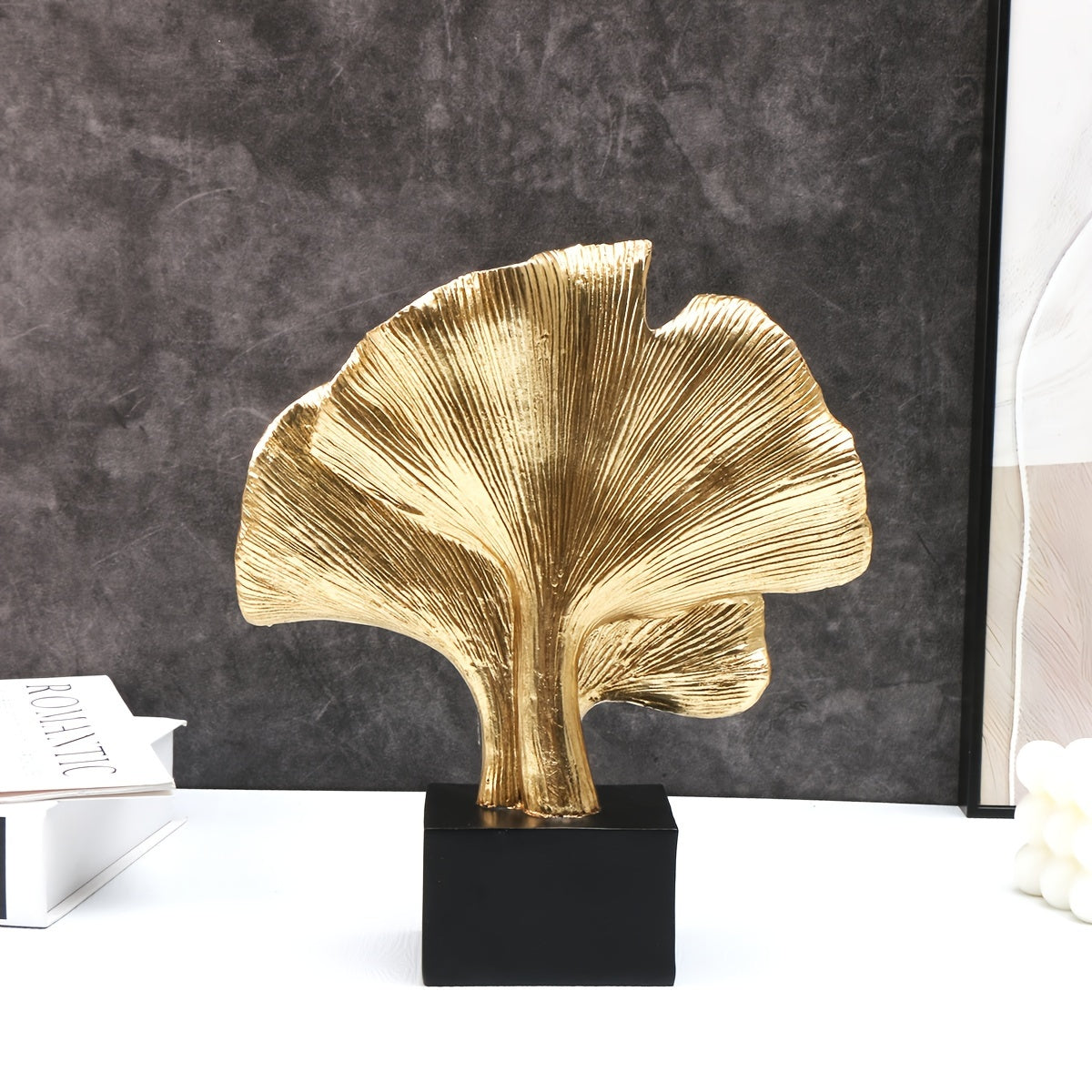 Escultura decorativa en resina - 3 Hojas de Ginkgo abstracta en dorado, arte elegante para interior