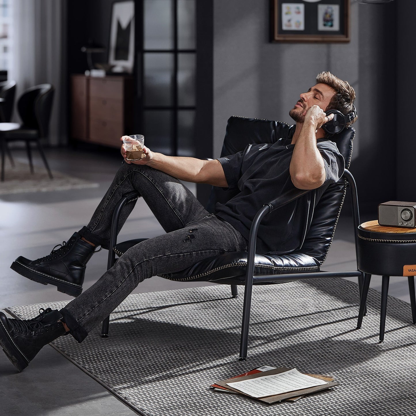 Sillón de estilo moderno / mid-century con brazos - Estructura metálica y tapizado en cuero sintético negro