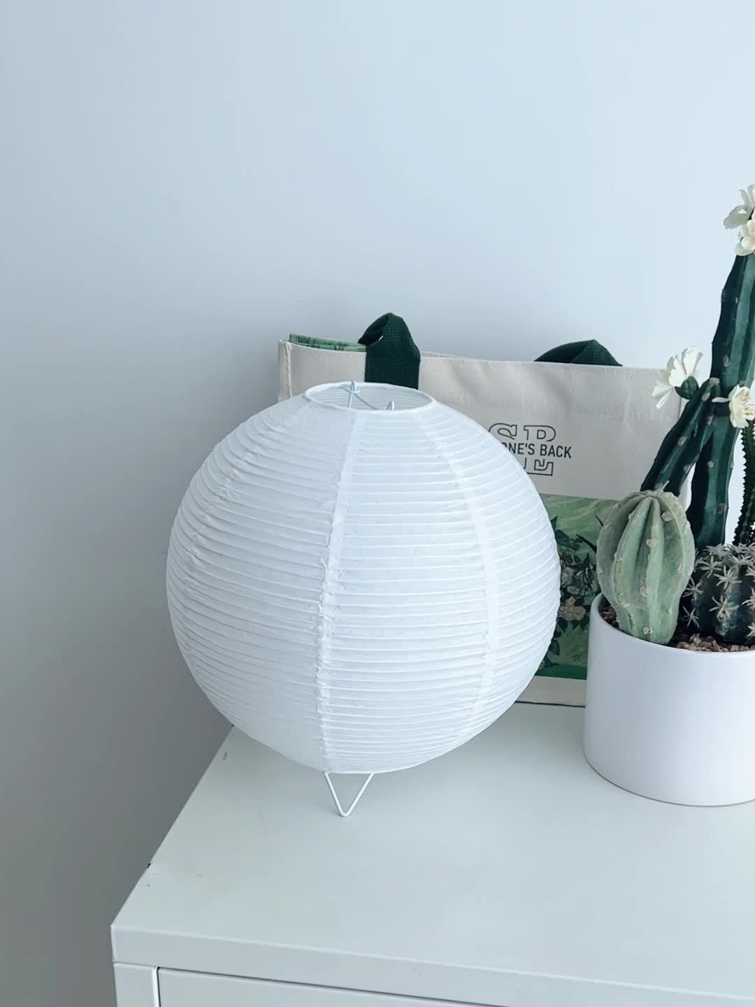 Lámpara de mesa moderna con pantalla de papel – Base de metal pulido, alimentada por USB, luz ambiental para dormitorio, sala de estar o bar