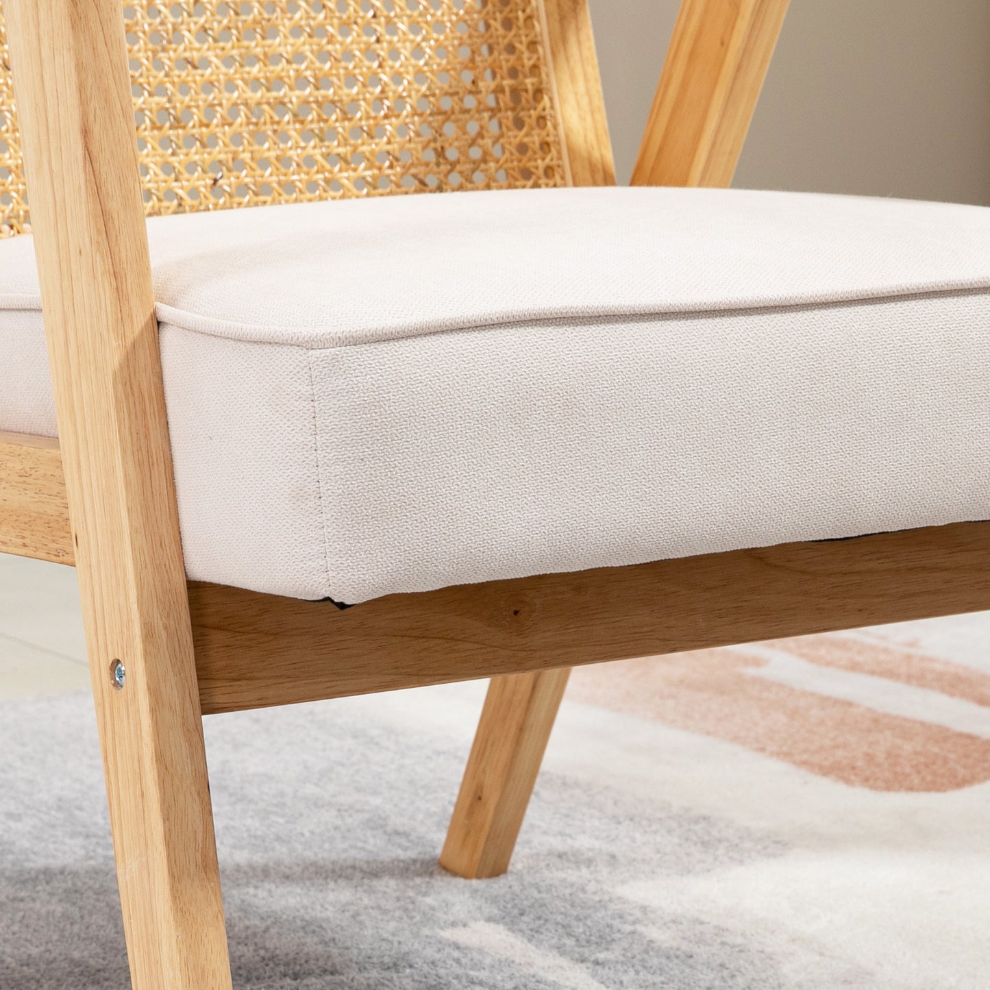 Sillón Lounge de estilo boho con respaldo de ratán y reposabrazos - Tapizado en tela con efecto lino y estructura de madera de caucho