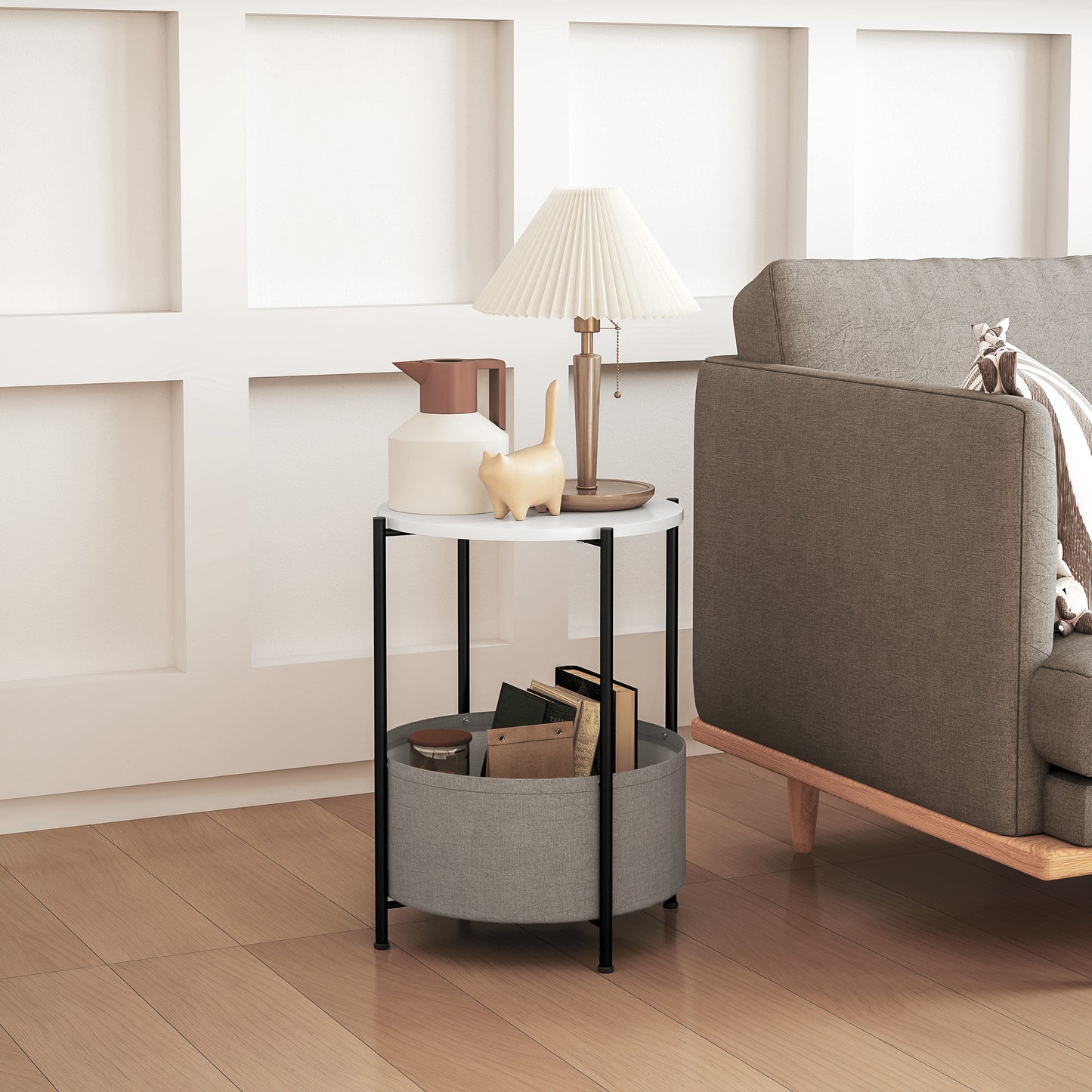 Mesa auxiliar / lateral para salón o dormitorio con almacenamiento - Mesa redonda de café con canasta de tela - Estructura de metal negro, sobre blanco y tela gris, 44x44x56cm