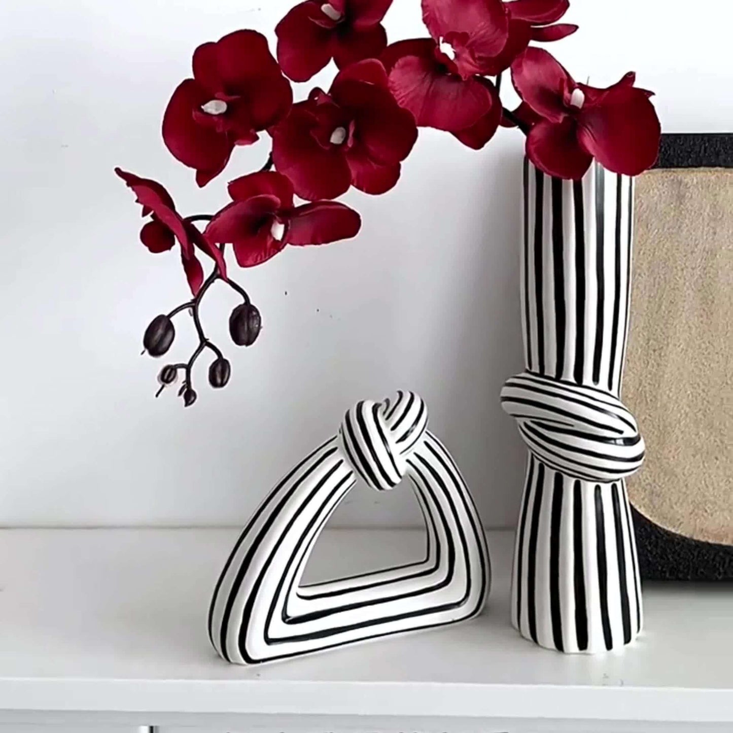 Jarrón decorativo de cerámica a rayas - Diseño de Nudo moderno y sofisticado disponible en dos variantes