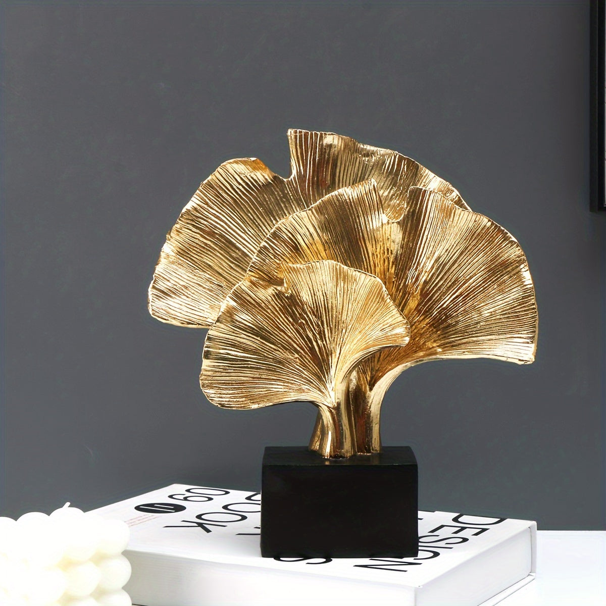 Escultura decorativa en resina - 3 Hojas de Ginkgo abstracta en dorado, arte elegante para interior