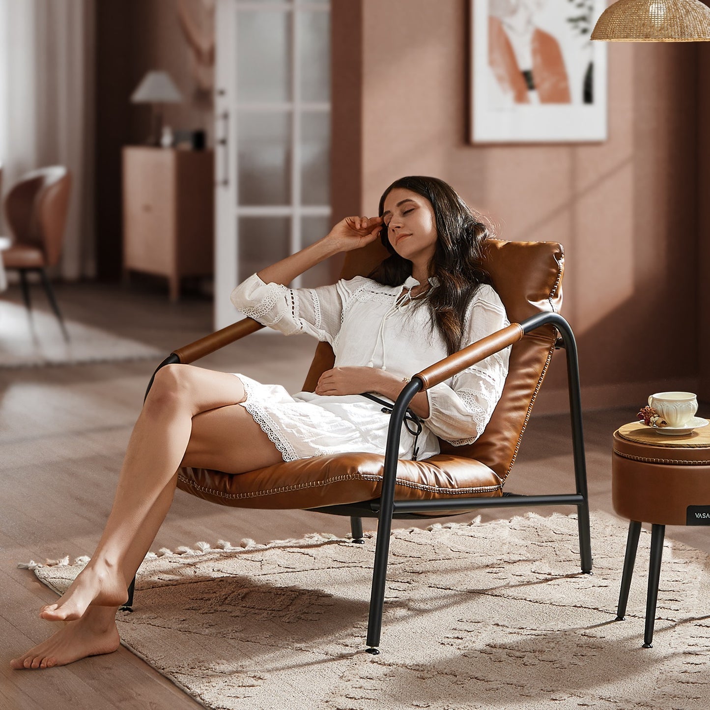 Sillón de estilo moderno / mid-century con brazos - Estructura metálica y tapizado en cuero sintético marrón