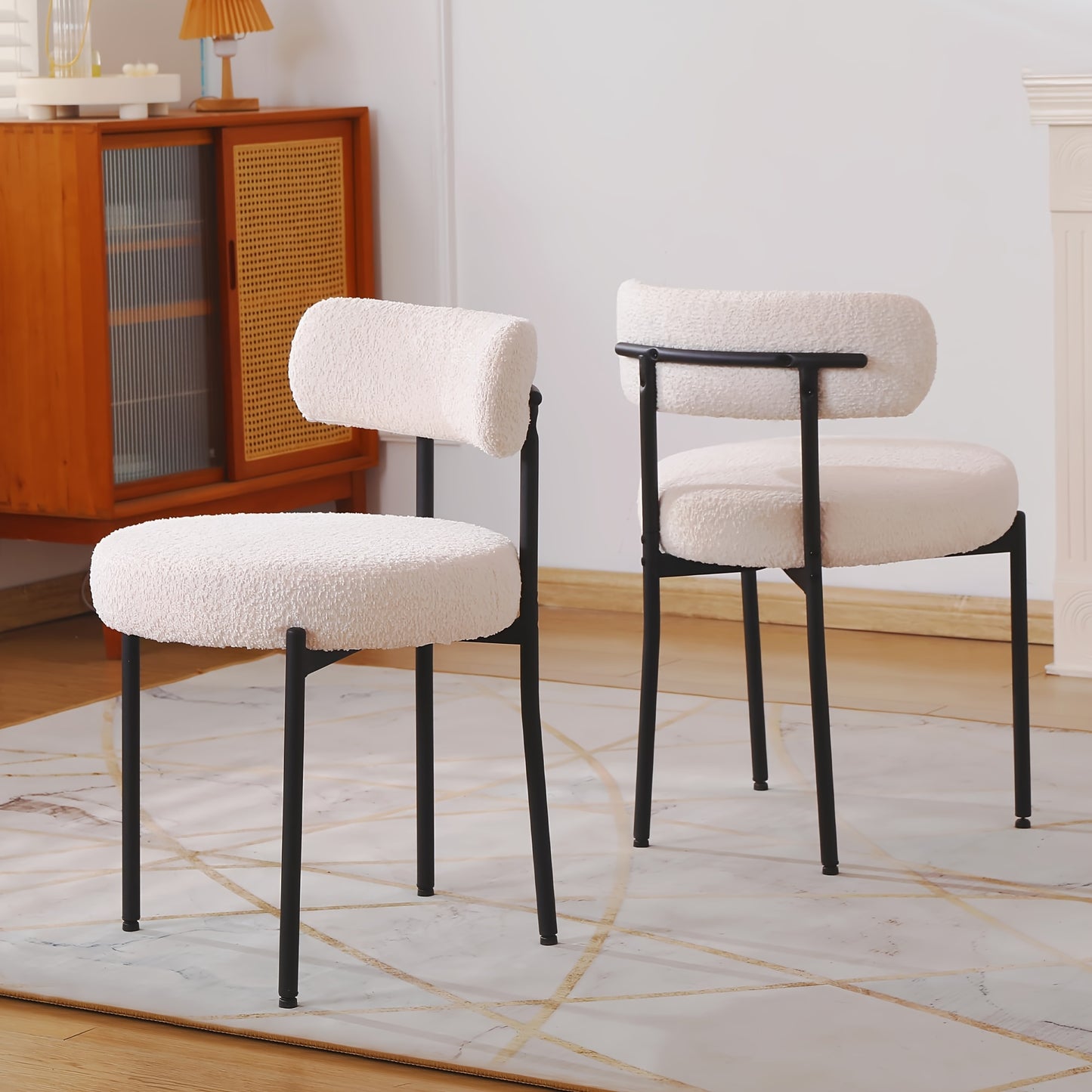 2 PIEZAS - Set de 2 sillas de comedor estilo mid century moderno minimalista con respaldo curvado - Bouclé blanco y marco de metal negro