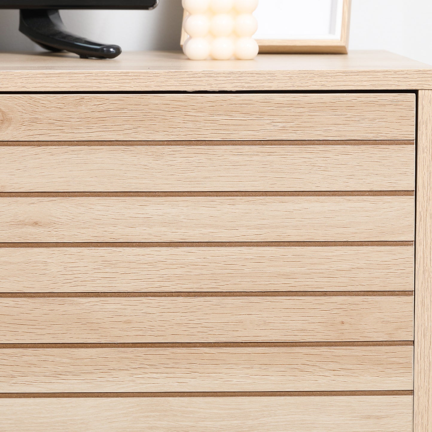 Mueble para TV móvil de estilo moderno para pantallas de hasta 60" con 4 estantes abiertos y gabinete de 2 niveles - MDF y acero en color madera y negro