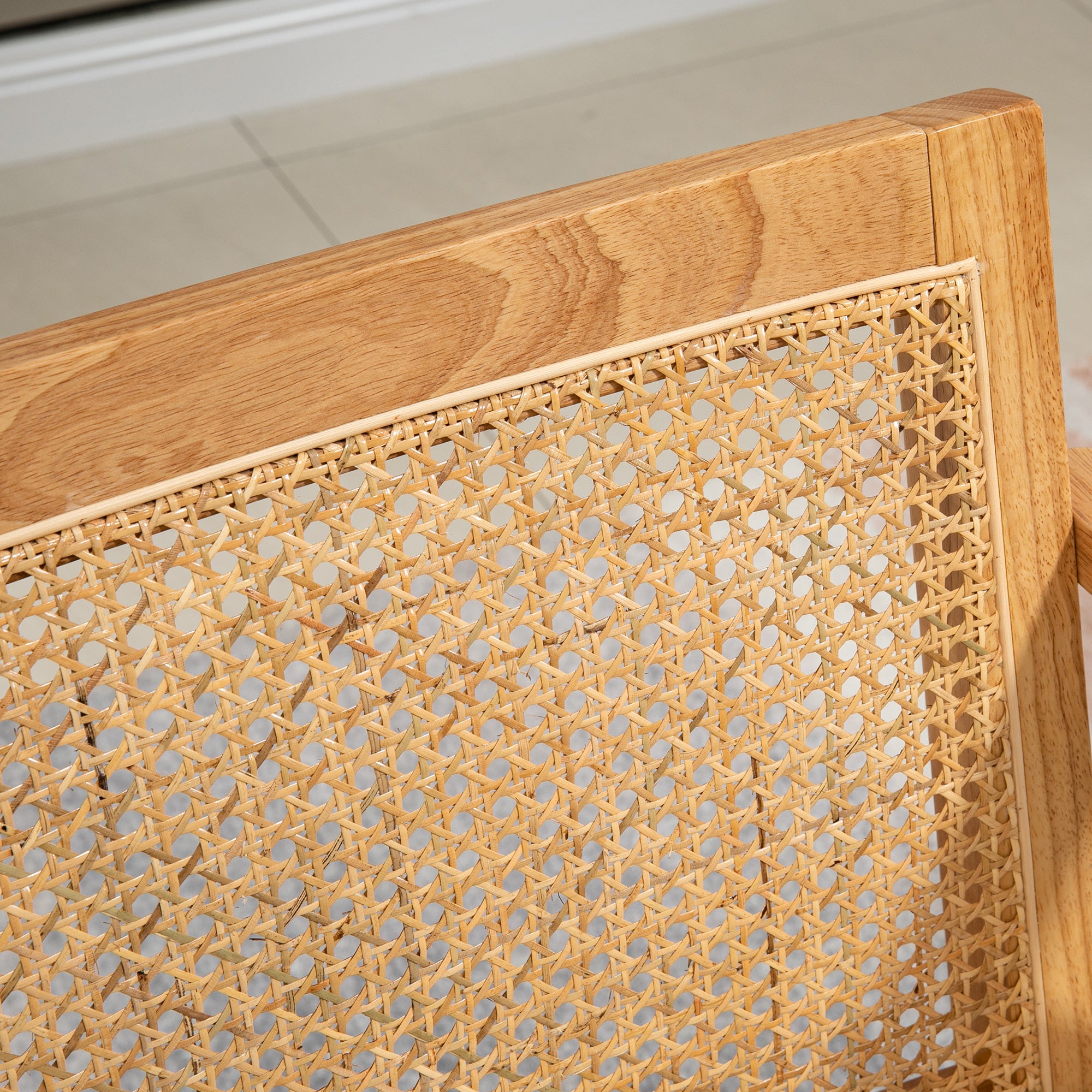 Sillón Lounge de estilo boho con respaldo de ratán y reposabrazos - Tapizado en tela con efecto lino y estructura de madera de caucho