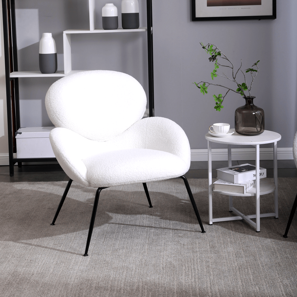 Silla icónica de estilo moderno para salones, sala de estar, tocador u oficina con reposabrazos y respaldo curvo - Tapizado en blanco y estructura metálica en negro