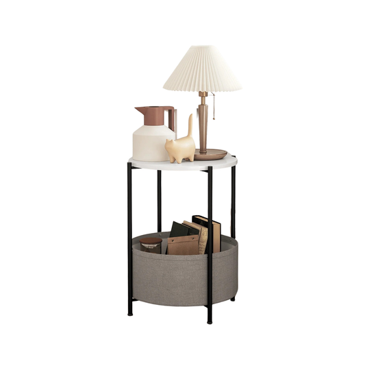 Mesa auxiliar / lateral para salón o dormitorio con almacenamiento - Mesa redonda de café con canasta de tela - Estructura de metal negro, sobre blanco y tela gris, 44x44x56cm