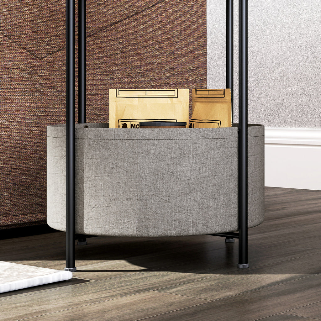 ¡CASI AGOTADO! Mesa auxiliar / lateral para salón o dormitorio con almacenamiento - Mesa redonda de café con canasta de tela - Estructura de metal negro, sobre blanco y tela gris, 44x44x56cm