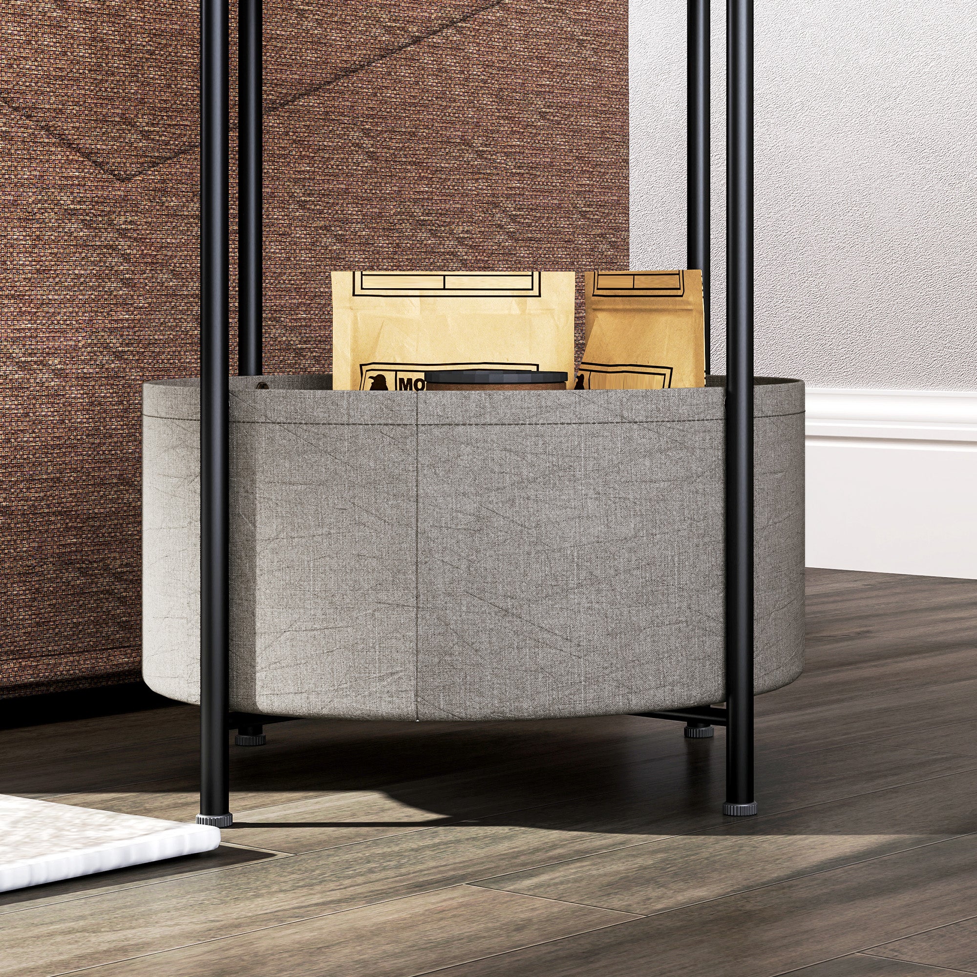 ¡CASI AGOTADO! Mesa auxiliar / lateral para salón o dormitorio con almacenamiento - Mesa redonda de café con canasta de tela - Estructura de metal negro, sobre blanco y tela gris, 44x44x56cm